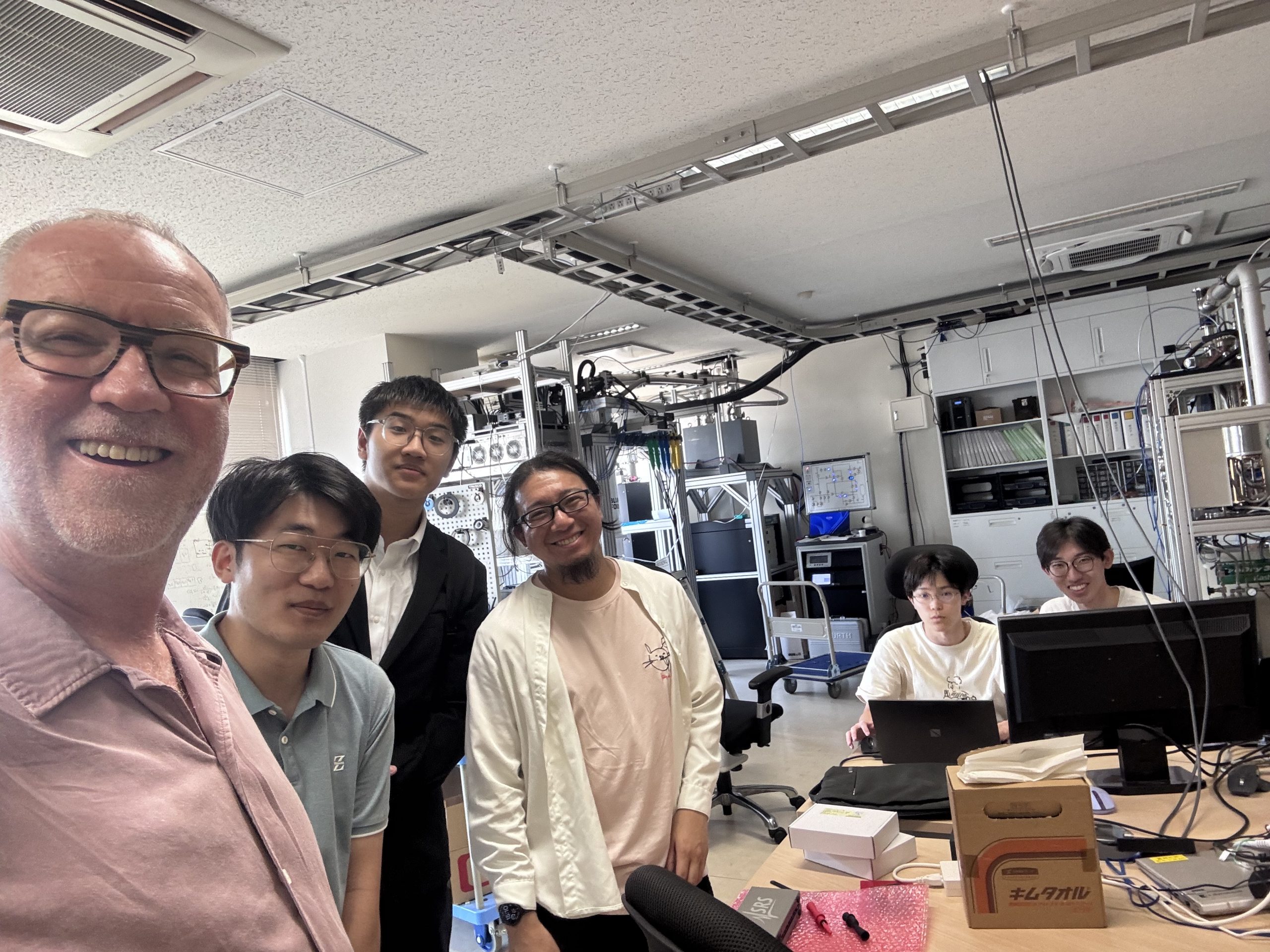 研究室内でFrançois Lefloch氏と学生・メンバーが並ぶ集合写真