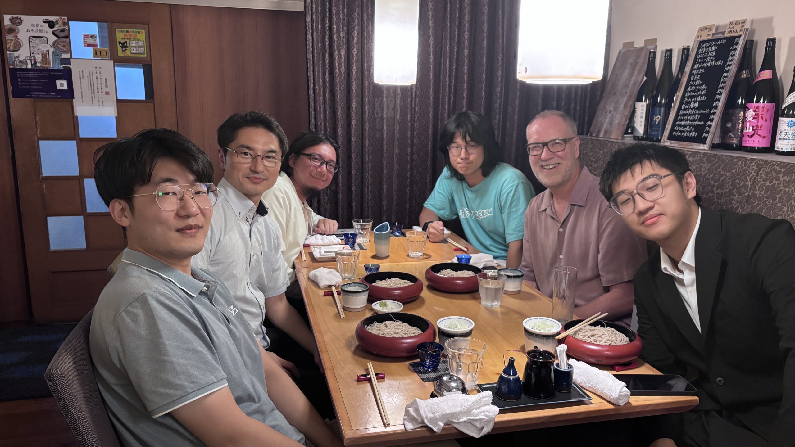 飲食店でFrançois Lefloch氏とGeグループのメンバーが食事を囲む集合写真